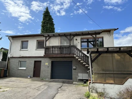 Frontansicht - Haus kaufen in Helferskirchen - Gemütliches Einfamilienhaus mit kleinem Gartengrundstück