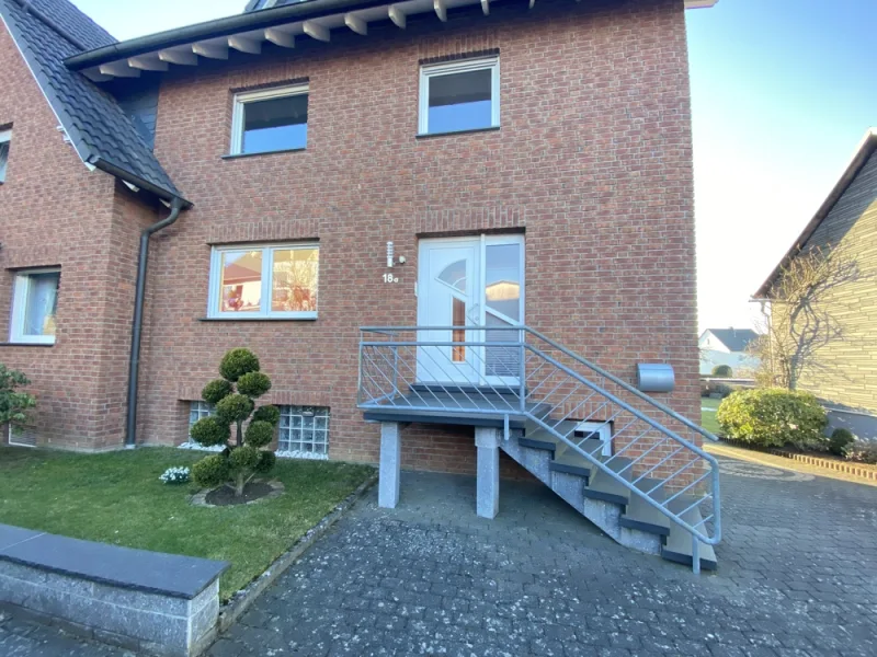 Frontansicht - Haus mieten in Elkenroth - Gepflegte Doppelhaushälfte mit Einbauküche, Balkon und Garage