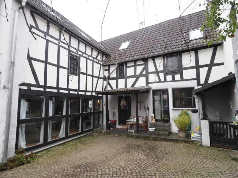 Hausansicht - Haus kaufen in Runkel - Liebevoll renoviertes Fachwerkhaus mit schönem Innenhof