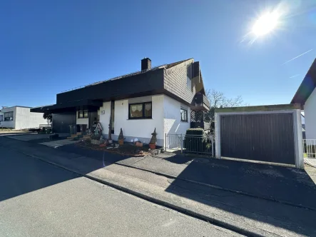 Straßenansicht - Haus kaufen in Ransbach-Baumbach - Für Kapitalanleger:Großzügiges Mehrfamilienhaus in guter Lage von Ransbach-Baumbach