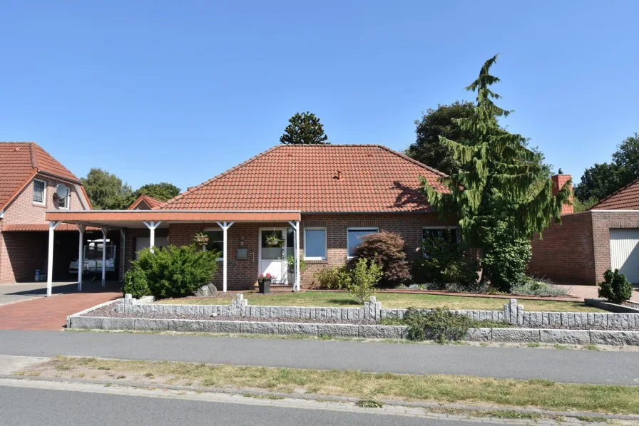 Aussenansicht - Haus kaufen in Westoverledingen - Bungalow auf großem Grundstück!