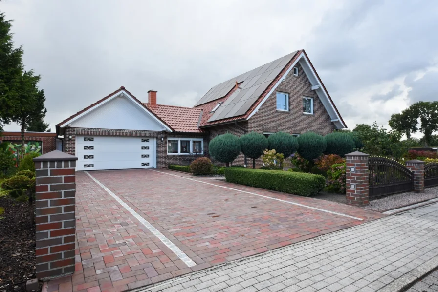 Vorderansicht - Haus kaufen in Papenburg - Traumhaus mit Pool auf großem Grundstück!