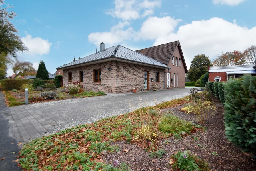 Vorderhaus - Haus kaufen in Papenburg - Neuwertiger Bungalow und Altbau auf großem Grundstück!