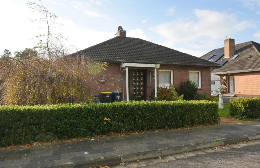 Straßenfront - Haus kaufen in Papenburg - Bungalow in zentraler Lage am Untenende!