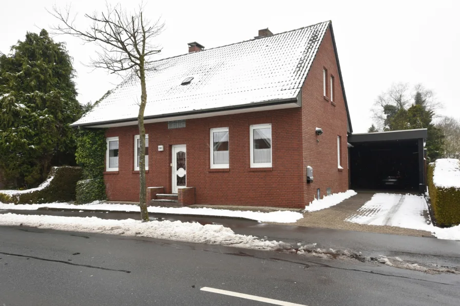 Vorderansicht - Haus kaufen in Westoverledingen - Zweifamilienhaus auf großem Grundstück vor den Toren von Papenburg!