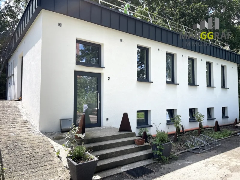 Hausfront - Büro/Praxis mieten in Osnabrück - Neu sanierte Gewerbeimmobilie (Effizienzhaus KfW70ee) plus bebaubares Grundstück im Hafengebiet Osnabrück