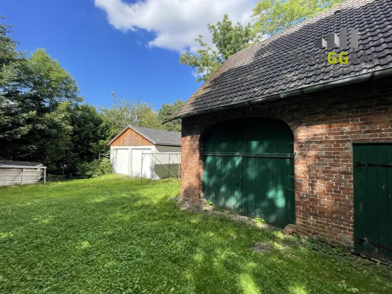 Gebäude und Garage