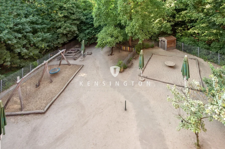 Kinderspielplatz hinter dem Haus