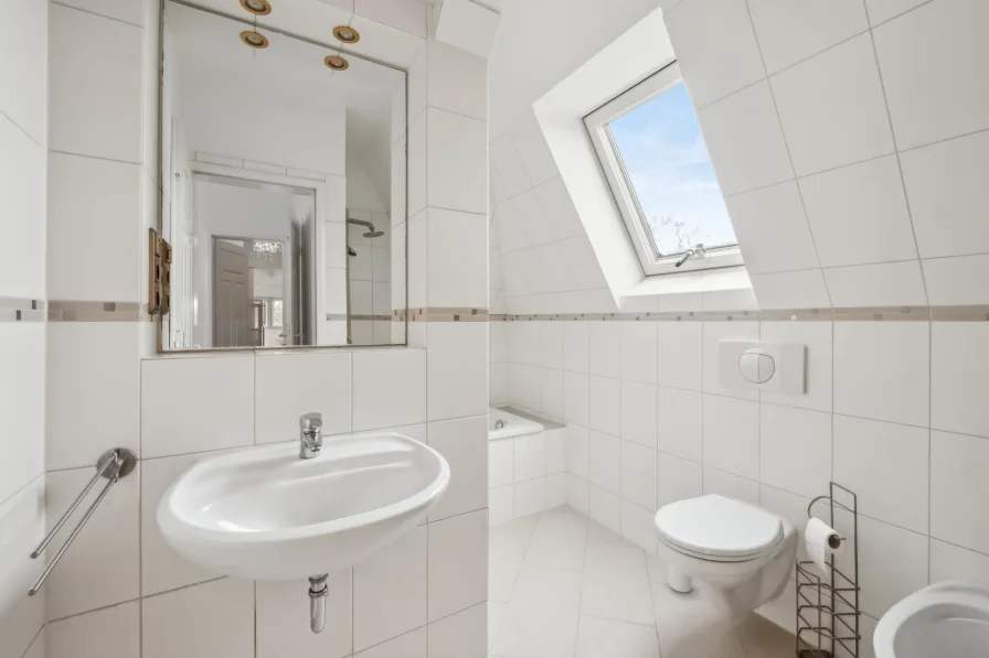 Bad mit Wanne und Dusche in der unteren Etage