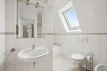 Bad mit Wanne und Dusche in der unteren Etage