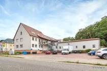 Innenhof mit Parkplatz und eingeschossigem Anbau