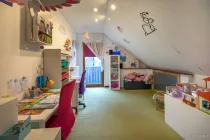 DG Großes Kinderzimmer mit Balkonzugang