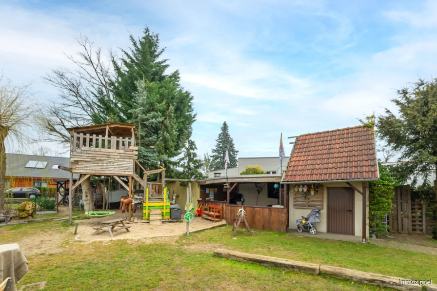 Spielplatz im Garten und mass. Nebengebäude