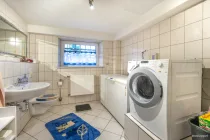 KG Waschküche mit Waschbecken, WC und erhöhtem Waschmaschinenstellplatz
