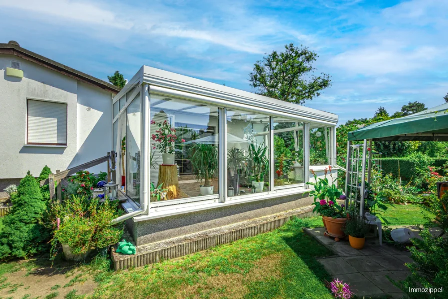 Wintergarten mit Ausgang zum Garten