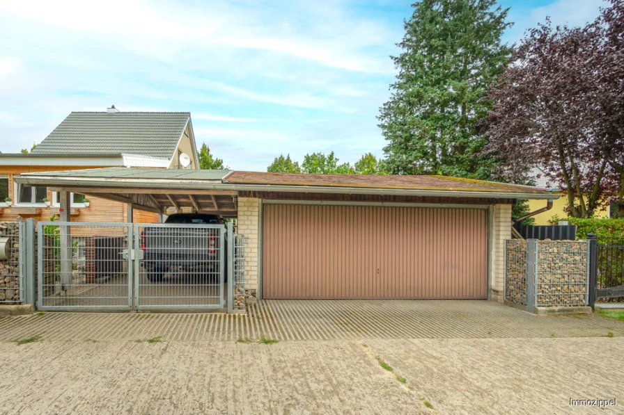 Garage mit Schwingtor und Carport