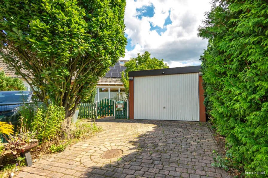 Garage mit elektrischem Schwingtor und Gründach