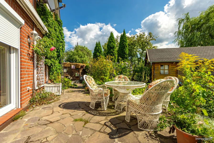 Gepflasterte Terrasse mit elektrischer Markise