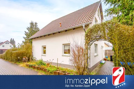 Titel - Haus kaufen in Hoppegarten - Mod. EFH mit 507 m² Gartenanteil, 4 Zi., 115 m² Wfl., Carport und ausgebaute Dachspitze