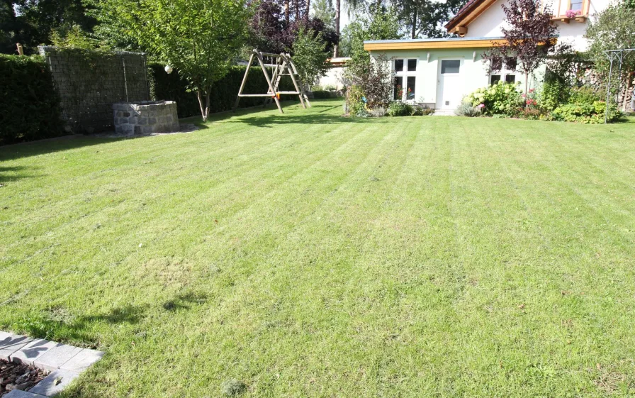 Garten mit Nebengebäude