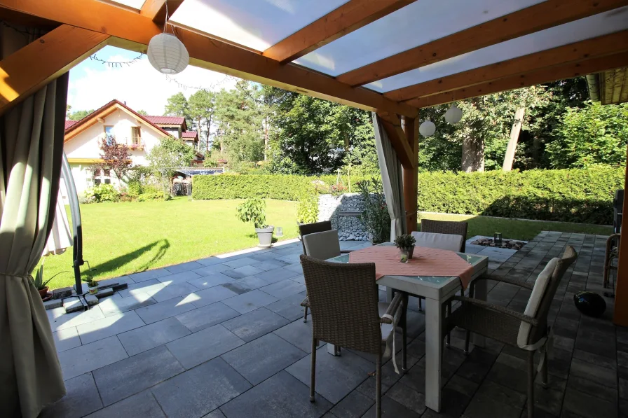 Terrasse_Blick in Garten