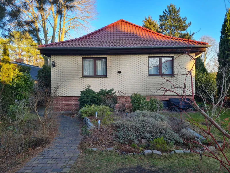 Hausansicht - Haus kaufen in Berlin - Freistehendes Einfamilienhaus (Wohn-/Nutz- ca. 185 m²) mit Traumgarten und Erweiterungspotential!