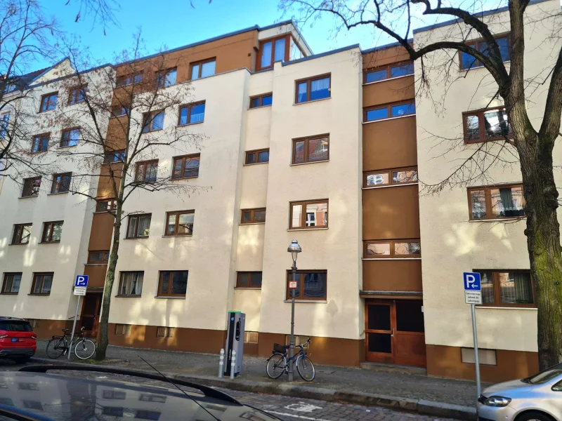 Hausansicht - Wohnung kaufen in Berlin - Ruhige 3-Zimmer-Wohnung mit Balkon ins Grüne & Tiefgaragenstellplatz – viel Potenzial für Ihre Wohnträume