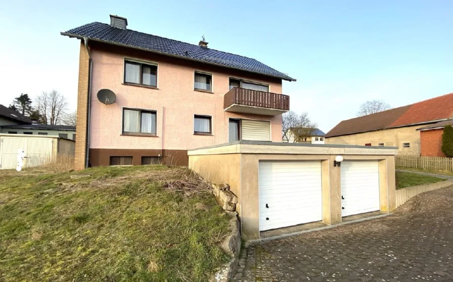 Ansicht Haus und Garage