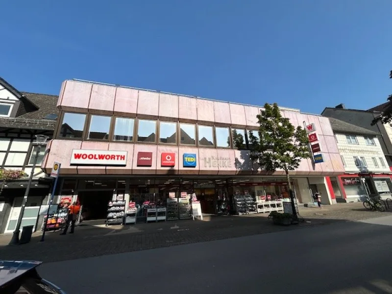 Ansicht Straße 01 - Laden/Einzelhandel mieten in Marsberg - Verkaufsfläche/Gastronomie mit Terrasse direkt am Parkplatz in zentraler Lage