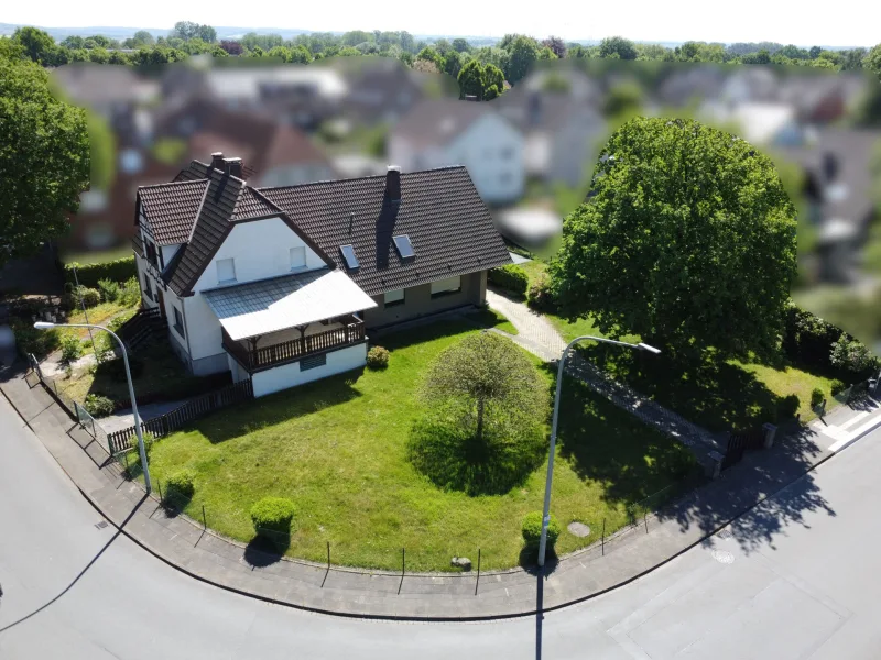 Exposé - Haus kaufen in Paderborn - 2 Wohneinheiten (1930 und 1983), einseitig angebaut, auf über 1.200 qm Grundstück
