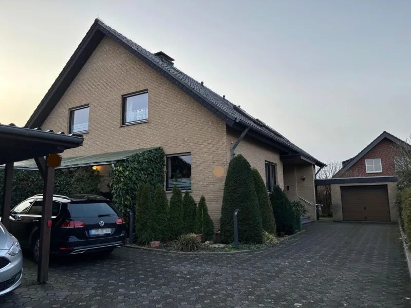 Eingangsbereich mit Garage und Carport