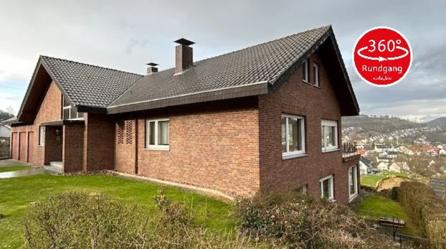 Ansicht - Haus kaufen in Beverungen - Großzügiges Einfamilienhaus mit 3 Garagen