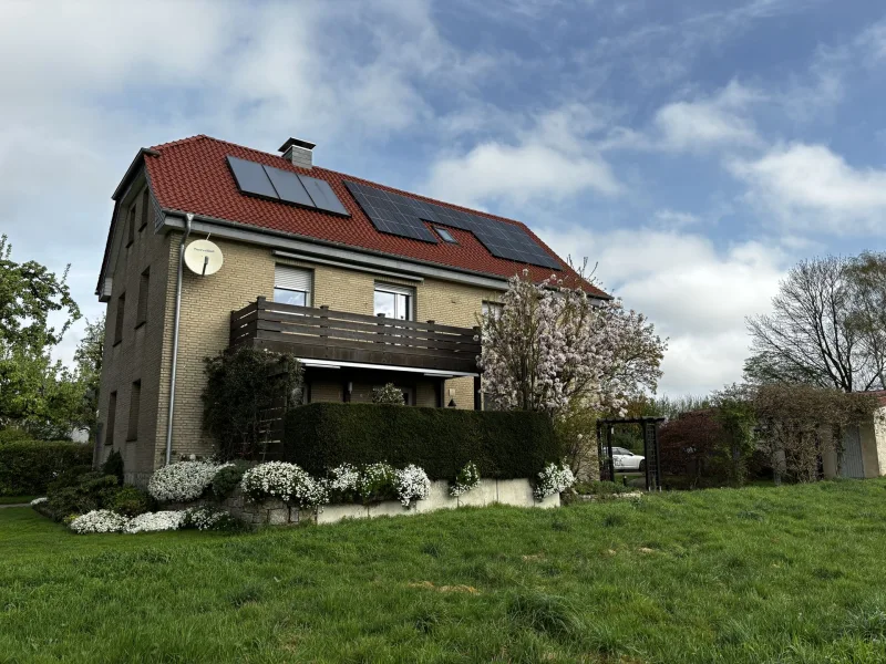 Seitenansicht 2 - Haus kaufen in Lage - Modernisierte Familienresidenz mit guter Energieeffizienz!