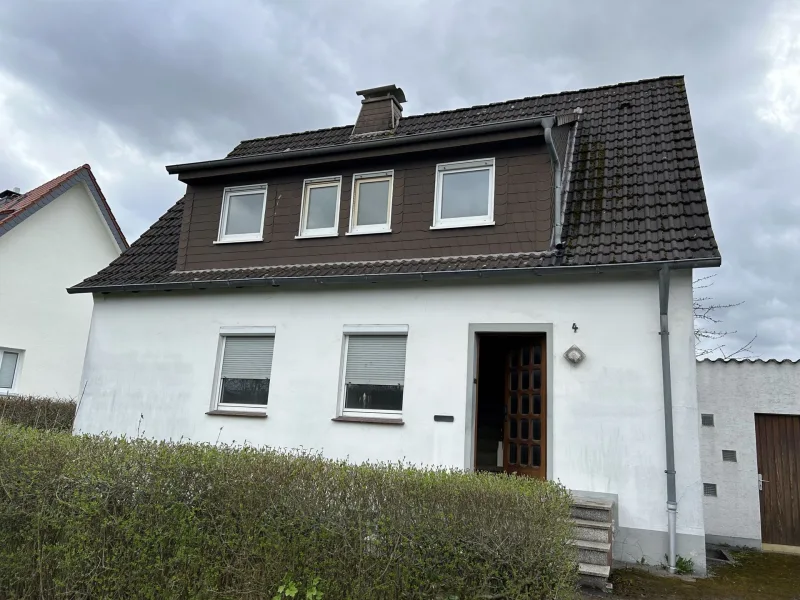 Straßenansicht - Haus kaufen in Bad Driburg - Haus für Handwerker gesucht !