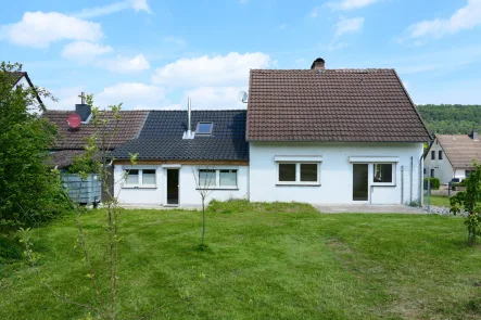 Blick vom Garten - Haus kaufen in Höxter - Einfamilienhaus mit Einliegerwohnung