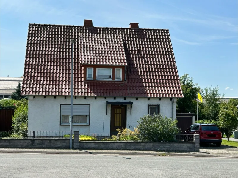 Straßenansicht - Haus kaufen in Nieheim - Einfamilienhaus mit Garage