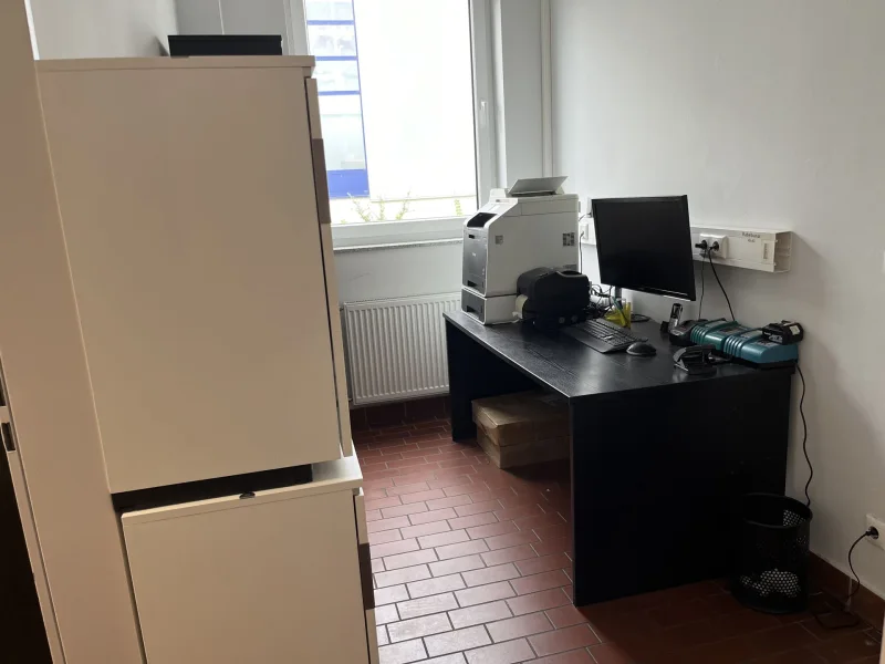 6,9m²-Hallenbüro