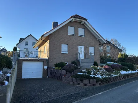 Außenansicht - Haus kaufen in Warburg / Calenberg - Einfamilienhaus in Warburg-Calenberg – Ihr neues Zuhause!