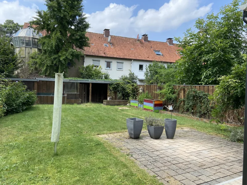 weitläufiger Garten mit Potential