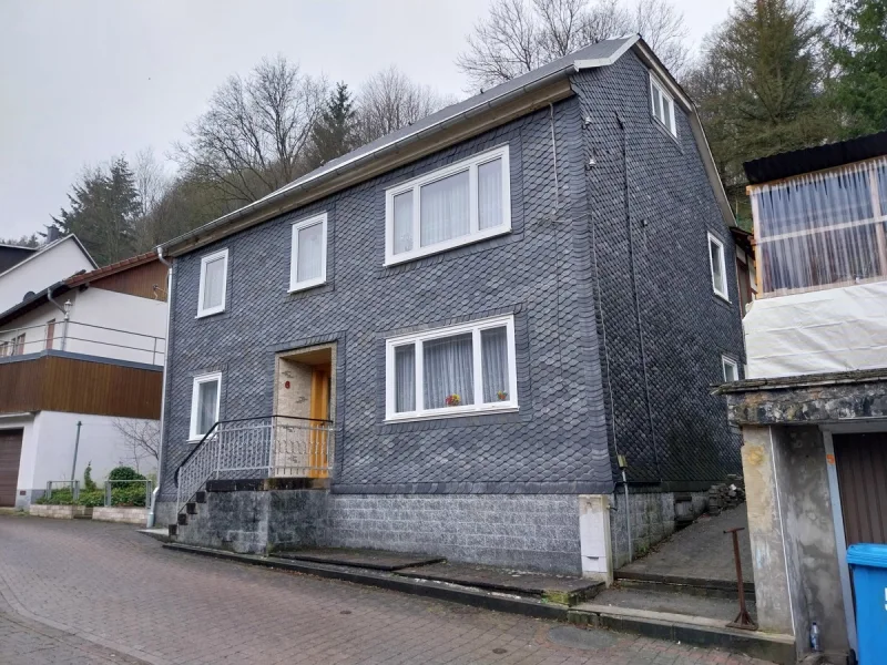 Hausansicht vorne - Haus kaufen in Stadt Schwarzatal - OT Mellenbach-Glasbach - Charmantes Schieferhaus mit Potenzial in Mellenbach