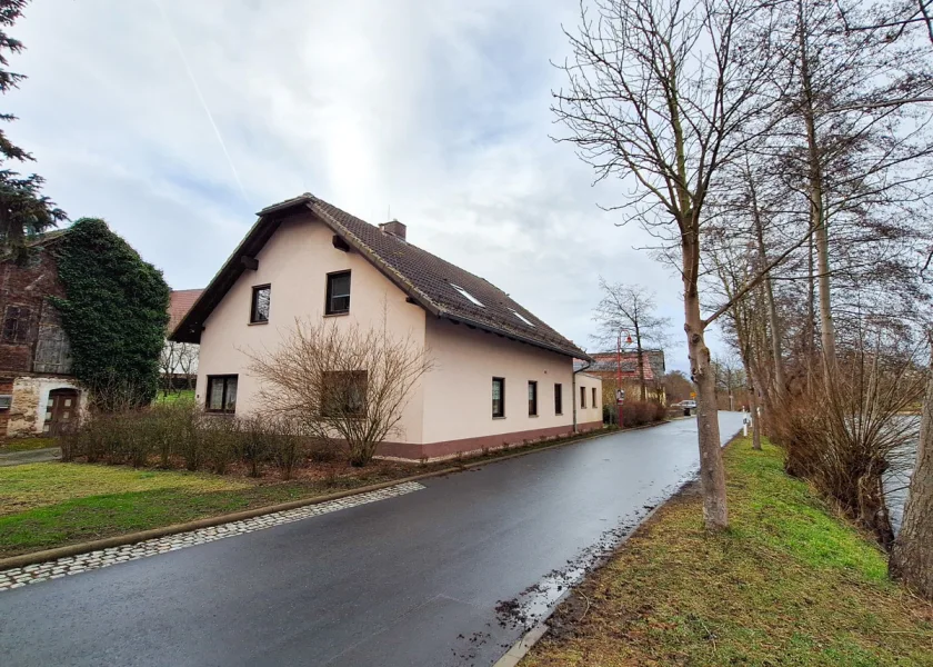 Ansicht - Haus kaufen in Unterwellenborn - Idyllisches Einfamilienhaus mit großzügigem Grundstück in Lausnitz