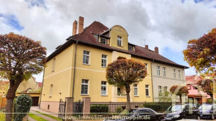 Frontansicht - Haus kaufen in Neuruppin - Stadtvilla (3WE) mit großem Garten nahe dem Neuruppiner Zentrum. DG ist frei. Teilerwerb möglich!