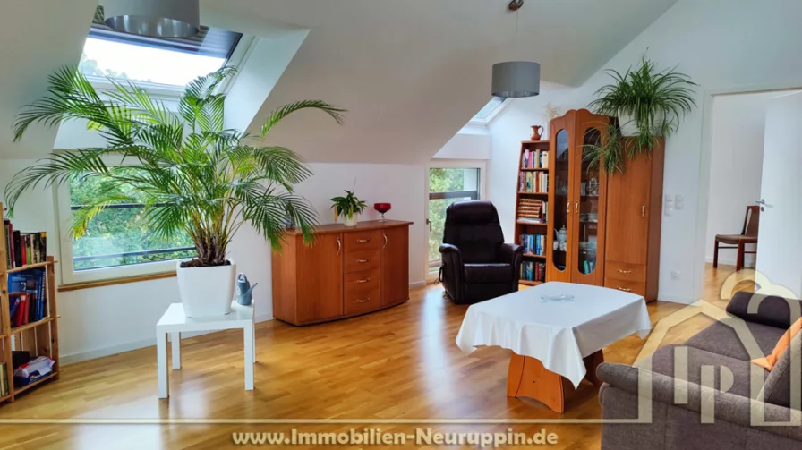 Wohnzimmer - Wohnung kaufen in Neuruppin - Modernes 2-Zimmer Apartment im Herzen von Neuruppin