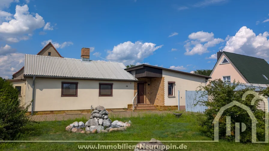 Frontansicht - Haus kaufen in Alt Ruppin - Gepflegtes Einfamilienhaus in Alt Ruppin mit Garage und Garten