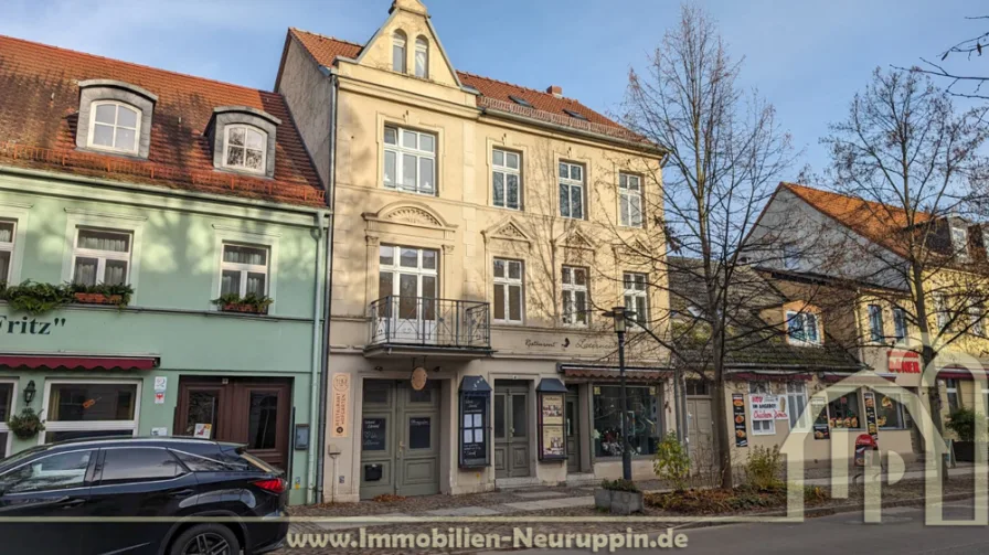 Frontansicht - Haus kaufen in Rheinsberg - Zentral gelegene Kapitalanlage mit Hofauffahrt zur urgemütlich angelegten Innenhofgastronomie uvm.!