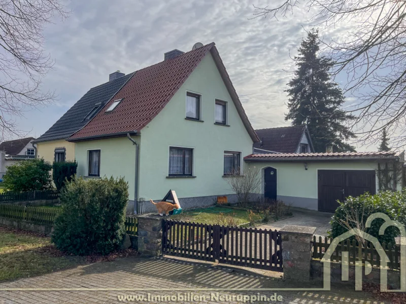 Strassenansicht - Haus kaufen in Salzwedel - Reserviert - Gepflegte Doppelhaushälfte mit Feldblick in ruhiger, familienfreundlicher Umgebung