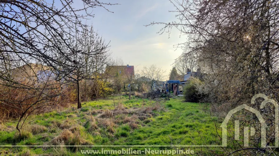 Blick zur Zufahrt - Grundstück kaufen in Neuruppin - ca. 1600 m² Bauland (ehem. Obstwiese / ruhiger Lage / top Verkehrsanbindung) in der Fontanestadt NRP