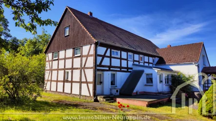 Rückansicht - Haus kaufen in Rägelin - Originalgetreues und teilunterkellertes Fachwerkhaus mit Stallung und Nebengebäuden auf über 3000m²