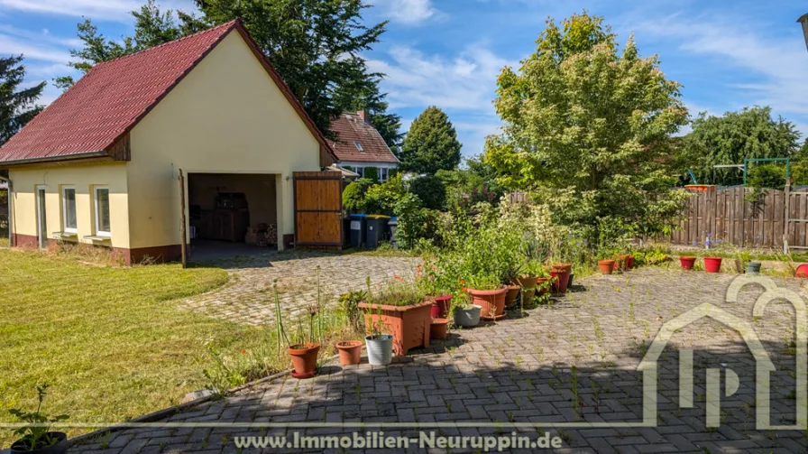 Blick zur Garage