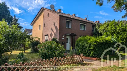 Frontansicht - Haus kaufen in Wustrau - Kleines Einfamilienhaus in Wustrau mit Garten und Garage